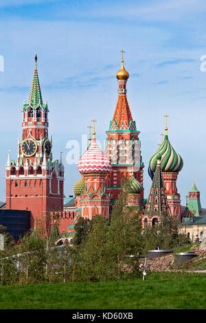 Cremlino spasskaya tower e san basilio vista cattedrale nel nuovo parco zaryadye, parco urbano situato nei pressi di piazza Rossa di Mosca, Russia Foto Stock