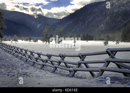 Freddo, mattina blu in dicembre nel Montana Foto Stock