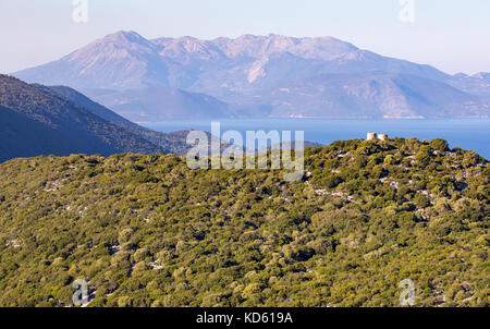 Vista dalle pendici del monte Nirito sull isola di Itaca guardando oltre a Lefkada nelle isole Ionie della Grecia settentrionale Foto Stock