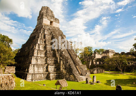 Tempio di uno che si affaccia sulla grande Piazza nella città maya di Tikal Guatemala Foto Stock