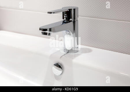 Moderno rubinetto cromato in bagno Foto Stock