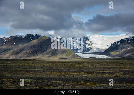 Skeidararsandur con vista sul ghiacciaio Vatnajokull e montagne, Islanda in estate Foto Stock