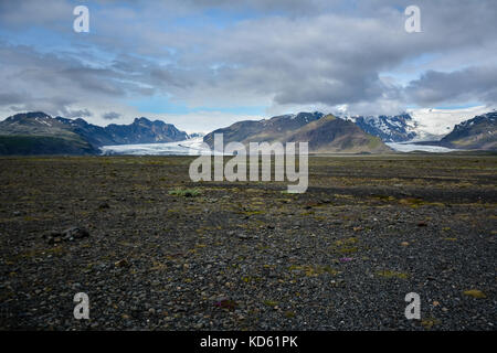 Skeidararsandur con vista sul ghiacciaio Vatnajokull e montagne, Islanda in estate Foto Stock