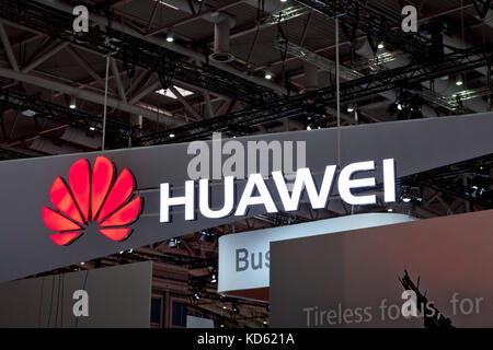 Huawei logo aziendale sulla parete. Huawei Technologies Co. è una multinazionale cinese di messa in rete e di apparecchiature di telecomunicazione e società di servizi Foto Stock
