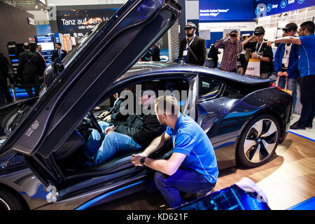 Auto-alla guida della BMW i8 roadster e realtà virtuale Microsoft hololens dalla società ibm sulla fiera Cebit 2017 in Hannover Messe, Germania Foto Stock