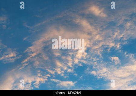 Cielo nuvoloso con alcuni utili di movimento F Foto Stock