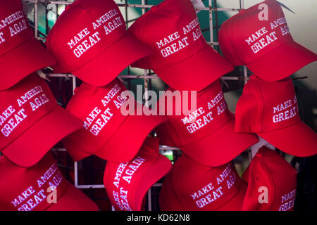 Rendere l'America grande cappelli nuovamente sul display e in vendita presso la Fiera Fryeburg, Fryeburg, Maine, Stati Uniti d'America Foto Stock