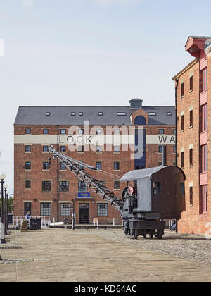 La città di Gloucester Road e Gloucester docks e magazzini con una gru a vapore Foto Stock