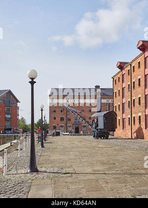 La città di Gloucester Road e Gloucester docks e magazzini con una gru a vapore Foto Stock