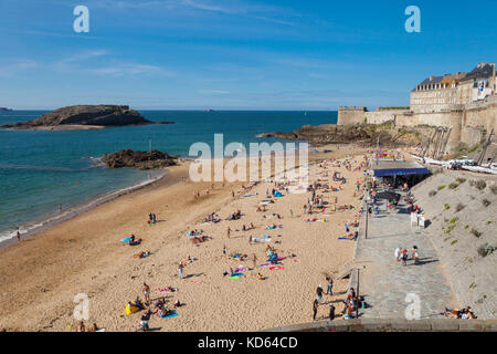 Saint-Malo (Bretagna, a nord-ovest della Francia): la spiaggia "plage de Bon Secours' nella parte inferiore dei bastioni e la Grand essere isola in background. Foto Stock