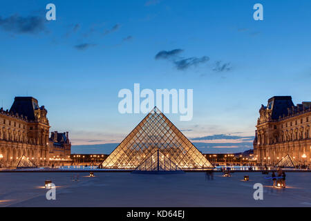 Parigi (Francia): la Piramide del Louvre, un grande vetro e metallo piramide in ingresso al museo, progettato da architetto I.M. Pei, qui accesa fino alla vicina Foto Stock