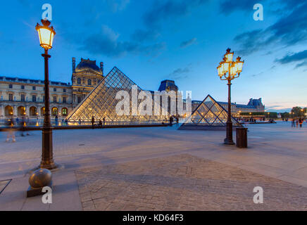 Parigi (Francia): la Piramide del Louvre, un grande vetro e metallo piramide in ingresso al museo, progettato da architetto I.M. Pei, qui accesa fino alla vicina Foto Stock