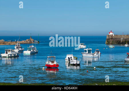 Barfleur (Francia settentrionale): il porto con la bassa marea con barche bloccati sul fango. (Non disponibile per la produzione di cartoline). Foto Stock