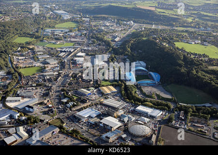 Vista aerea del Leeds Road, Fiume Colne, area di East Huddersfield, West Yorkshire, Regno Unito Foto Stock