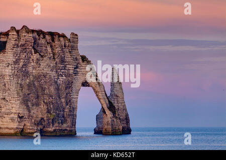 Città di Etretat lungo il "Cote d'Alabastro" (costa normanna): il 'Porte d'Aval' arch e 'L'Aiguille' (l'ago) rock al crepuscolo (non disponibile per p Foto Stock