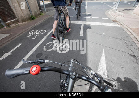 Escursioni in bicicletta in una città, strada speciali contrassegni per bicicletta corsie, Foto Stock