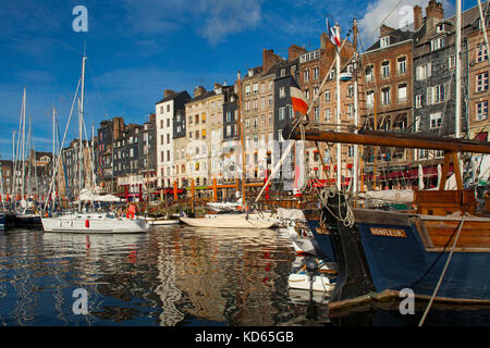 Costa normanna nella zona denominata "Cote Fleurie - cote de Grazia': facciata di vecchi edifici del vecchio porto di Honfleur. Pittoresche case corbelled Foto Stock