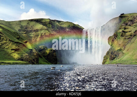 Cascata Skogafoss in Islanda estiva Foto Stock