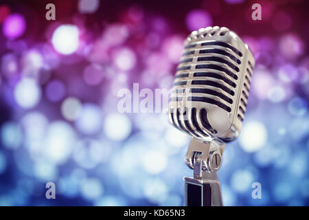 Microfono per canto retrò con sfondo illuminato Foto Stock