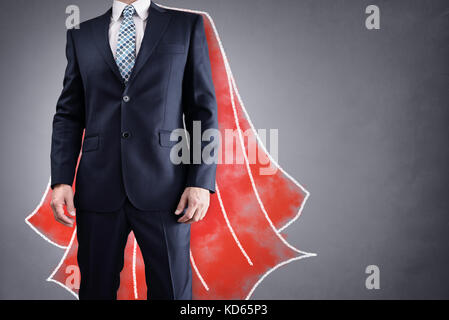 Il supereroe imprenditore con red cape disegno sul concetto di sfondo per la leadership Foto Stock