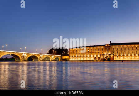 Tolosa (Francia meridionale): 'Pont Neuf" bridge e l'Hotel-Dieu ospedale lungo il fiume Garonne (non disponibile per la produzione di cartolina) Foto Stock