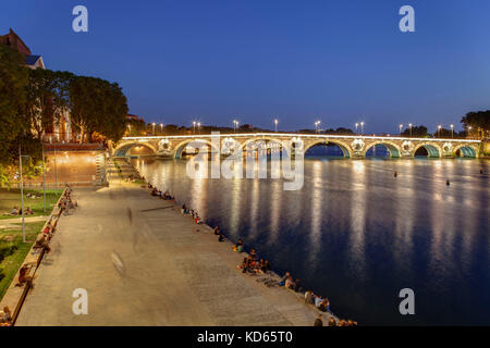 Tolosa (Francia meridionale): 'Pont Neuf " ponte e le rive del fiume Garonne la sera (non disponibile per la produzione di cartolina) Foto Stock