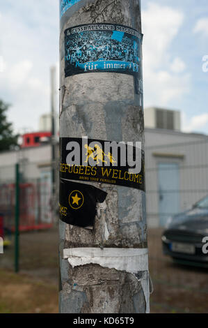 10.06.2017, Brandeburgo, Germania, Europa - Un adesivo con lo slogan "Refugees Welcome" è visibile in un'area di servizio autostradale del Brandeburgo. Foto Stock