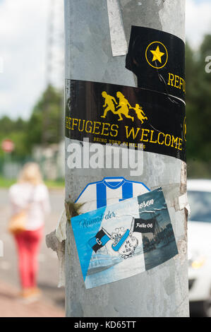 10.06.2017, Brandeburgo, Germania, Europa - Un adesivo con lo slogan "Refugees Welcome" è visibile in un'area di servizio autostradale del Brandeburgo. Foto Stock