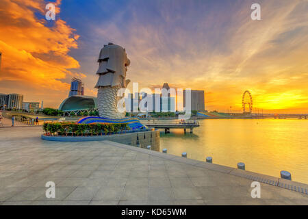 SINGAPORE - 28 agosto 2017 : Sunrise in mattinata al Merlion Singapore Marina Bay sabbia con lato e maestoso colore di masterizzazione Foto Stock