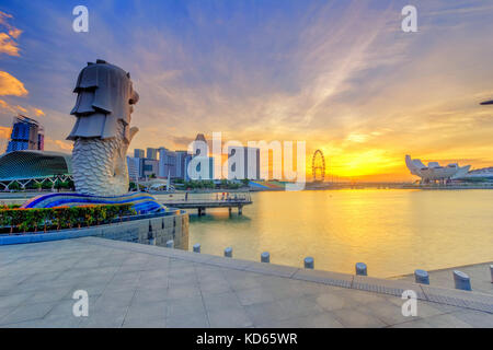 SINGAPORE - 28 agosto 2017 : Sunrise in mattinata al Merlion Singapore Marina Bay sabbia con lato e maestoso colore di masterizzazione Foto Stock