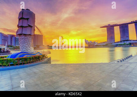 SINGAPORE - 28 agosto 2017 : Sunrise in mattinata al Merlion Singapore Marina Bay sabbia con lato e maestoso colore di masterizzazione Foto Stock