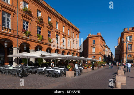 Tolosa (Francia meridionale): cafe terrazze a 'Place du Capitole " piazza nel centro della città (non disponibile per la produzione di cartolina) Foto Stock