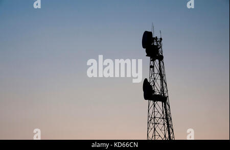 Forno a microonde antenna di telecomunicazione in sunset. Foto Stock