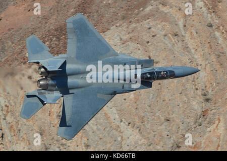 Boeing (McDonnell Douglas), F-15SA Eagle, jet fighter, volare a livello basso attraverso il Rainbow Canyon nel Parco Nazionale della Valle della Morte, California, Stati Uniti d'America. Foto Stock