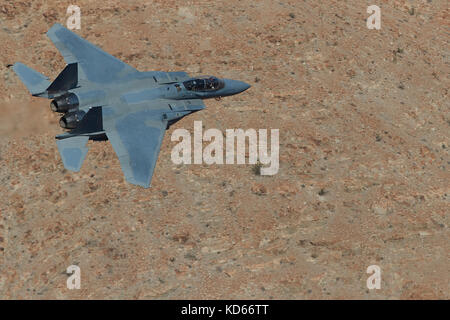 Boeing (McDonnell Douglas), F-15 Strike Eagle, jet fighter, volare a livello basso attraverso il Rainbow Canyon nel Parco Nazionale della Valle della Morte, California, Stati Uniti d'America. Foto Stock