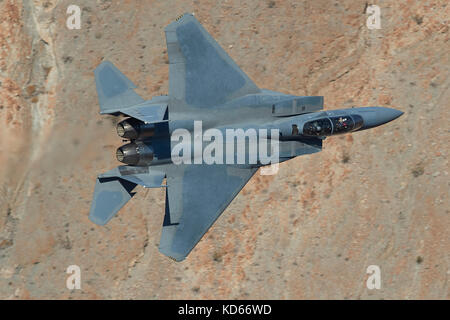 Boeing (McDonnell Douglas), F-15 Strike Eagle, jet fighter, volare a livello basso attraverso il Rainbow Canyon nel Parco Nazionale della Valle della Morte, California, Stati Uniti d'America. Foto Stock