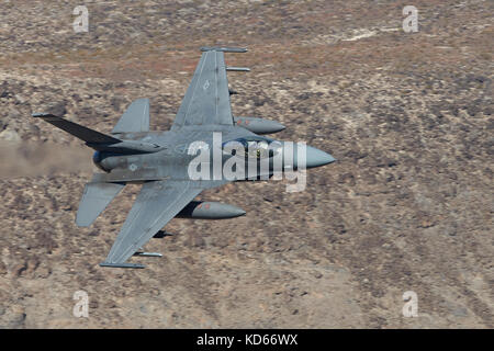 United States Air Force F-16C, Fighting Falcon, volare a livello basso attraverso il Rainbow Canyon, California. Foto Stock