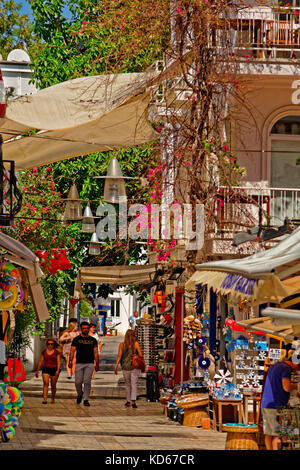 I suoi vicoli e negozi di souvenir della città di Bodrum in Mugla, nella Turchia meridionale. Foto Stock