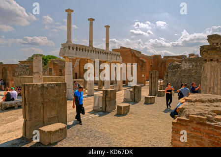 Modo arcadica con colonne doriche al Forum di le rovine di una città romana di Pompei a Pompei Scavi vicino a Napoli, Italia. Foto Stock