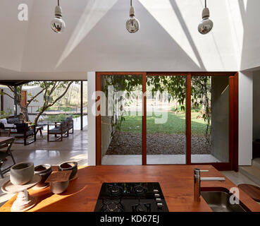 La cucina. Casa su un flusso, Alibaug, India. Architetto: architettura BRIO, 2014. Foto Stock