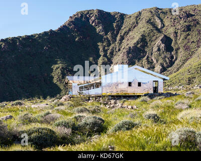 Esterno vista contestuale. Mirage, Palm Springs, Stati Uniti. Architetto: Doug Aitken, 2017. Foto Stock