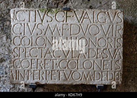 Incisi script latino muratura in pietra presso l'Anfiteatro in rovina la città romana di Pompei a Pompei Scavi, vicino napoli, Italia meridionale. Foto Stock