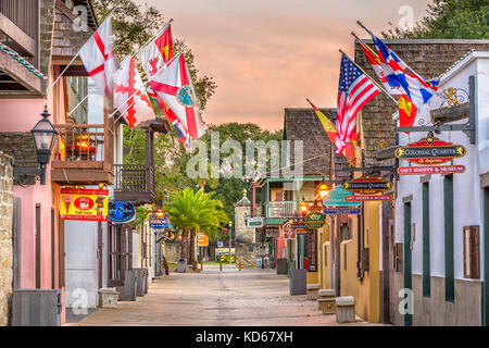 ST. AUGUSTINE, FLORIDA - Gennaio 5, 2015: negozi e taverne la linea San Giorgio. Una volta che la strada principale è ancora considerato il cuore della città. Foto Stock