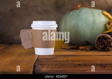 Autunno sfondo con foglie secche e carta calda tazza di caffè sul tavolo in legno Foto Stock