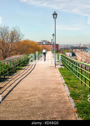 Torrejon de Ardoz,Madrid,Spagna – 20 ottobre 2016: Vista della giovane ciclista femminile sulla strada solitaria Foto Stock