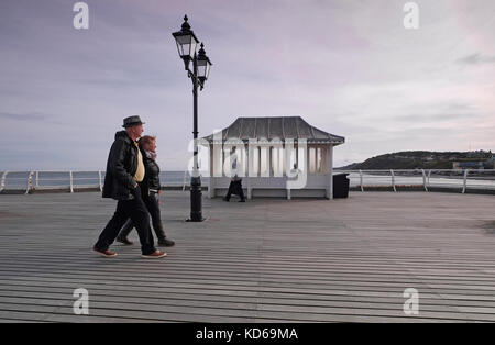La gente che camminava sul Cromer Pier, North Norfolk, Inghilterra Foto Stock