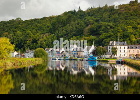 Villaggio di Port-Launay sul fiume Aulne, Chateaulin, Finistere, Bretagna, Francia Foto Stock