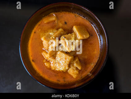 Grammo gnocchetti di farina in salsa piccante - cucina indiana gujarati piatto - dhokli nu saak o sabji o il curry - il cibo indiano Foto Stock