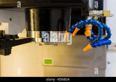 All'interno di lavorazione CNC centro ; il mandrino ed il liquido di raffreddamento del tubo di plastica; Foto Stock