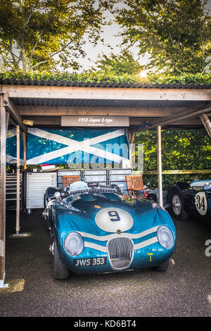 Il pilota Jaguar C-Type Ecurie Ecosse di Stefan Ziegler del 1952 nel paddock al Goodwood Revival del 2017, Sussex, Regno Unito. Partecipante al Freddie March Memorial Trophy Foto Stock